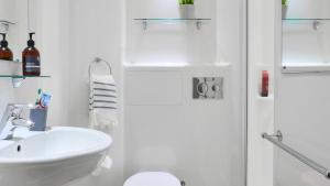 Ένα μπάνιο στο Stylish Private Ensuite Rooms in the Heart of Exeter +14 φωτογραφίες