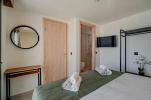 Posteľ alebo postele v izbe v ubytovaní Elounda Residence Resort & Waterpark