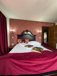 a bedroom with a large bed with purple sheets at Home Simoni in Ploieşti
