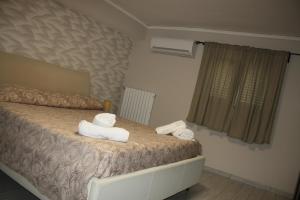 a bedroom with a bed with towels on it at casa vacanze la mammola in San Giorgio a Cremano