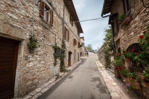 an alley in an old town with buildings at appartamento gli archiccioli in Assisi