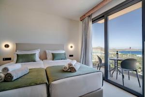 Posteľ alebo postele v izbe v ubytovaní Elounda Residence Resort & Waterpark