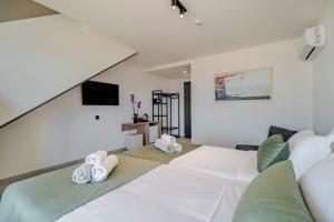 Posteľ alebo postele v izbe v ubytovaní Elounda Residence Resort & Waterpark