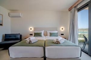 Posteľ alebo postele v izbe v ubytovaní Elounda Residence Resort & Waterpark