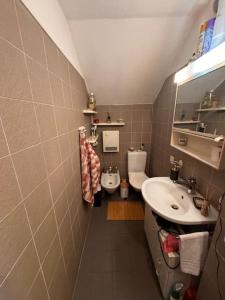 Afbeelding uit fotogalerij van Casa indipendente con terrazzo e posto auto in Cademario