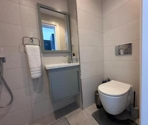 Vannituba majutusasutuses Sunny Seaside Retreat - Studio Apartment, Bahceli +33 fotot