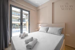 Posteľ alebo postele v izbe v ubytovaní Aelia Apartments, The Luxury Suites