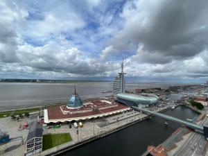 Una vista aérea de una ciudad con un edificio alto. en Apartment Weserblick, en Bremerhaven