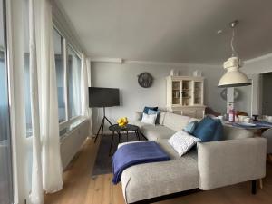 una sala de estar con un sofá y una mesa en Apartment Weserblick, en Bremerhaven