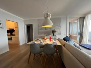 una sala de estar con una mesa y un sofá en Apartment Weserblick, en Bremerhaven