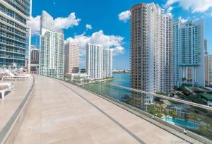 Pemandangan umum bagi Miami atau pemandangan bandar yang diambil dari apartmen