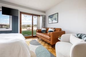 Χώρος καθιστικού στο Glen Arbor Riverfront Retreat Steps to Beach!