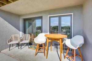 Μπαλκόνι ή βεράντα στο Glen Arbor Riverfront Retreat Steps to Beach! +16 φωτογραφίες