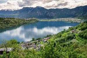 a view of a lake with mountains in the background at Appartamenti VERDE ACQUA in Pergine Valsugana