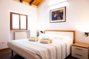 Postel nebo postele na pokoji v ubytování Garda Lake & Relax - An Authentic Experience Between Lake & Baldo