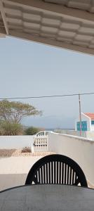 eine Bank an einem Tisch mit Blick auf den Strand in der Unterkunft Farfalla in Vila do Maio + 21 Fotos