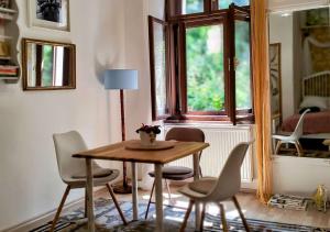 Posezení v ubytování Vyšehrad flat 2 private rooms for up to 4 guests Center & Congress