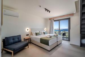 Posteľ alebo postele v izbe v ubytovaní Elounda Residence Resort & Waterpark