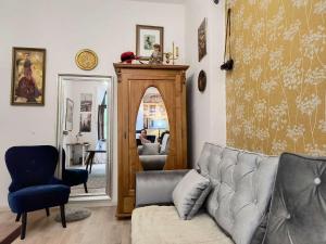 Posezení v ubytování Vyšehrad flat 2 private rooms for up to 4 guests Center & Congress