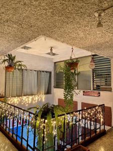 グアテマラシティにあるHotel el Mesón, Guatemalaのバルコニーにクリスマスのライトが飾られた家