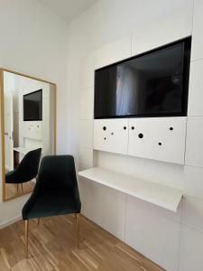 Televízia a/alebo spoločenská miestnosť v ubytovaní Maison Fleurie