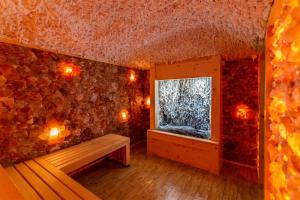 a room with a bench and a window at WYDMA Resort Medi & SPA - Normobaria in Mrzeżyno