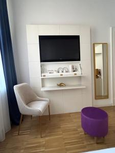 Televízia a/alebo spoločenská miestnosť v ubytovaní Maison Fleurie
