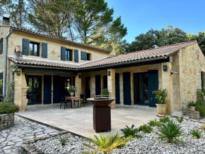 an exterior view of a house with a patio at Maison Terre de Lune in Mondragon
