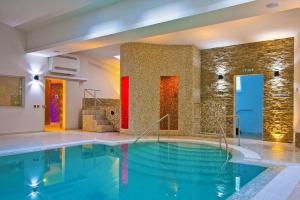 una piscina in un edificio con piscina di Hotel Orizont a Călimăneşti