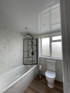 Koupelna v ubytování The Ship Inn's Mill Cottage - Weavers Way + 22 fotografií