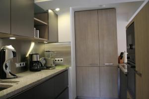 ヴェターにあるFerienwohnung Ruhrblick Wengernのキッチン(グレーのキャビネット、カウンタートップ付)
