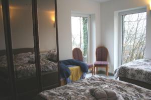 ヴェターにあるFerienwohnung Ruhrblick Wengernのベッド2台と鏡のある寝室