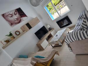 een woonkamer met een bank en een stoel bij Villa Lumen in Calpe