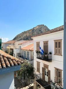 una vista desde un edificio con una montaña en el fondo en Bougainvillea Apartments 2, en Nauplia