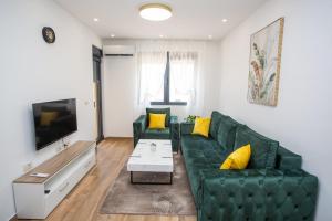 TV a/nebo společenská místnost v ubytování Apartments NIKOS FAMILY