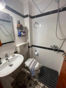 Un baño con un inodoro blanco y un lavabo. en Cozy Little Home, en Heraclión 17 fotos más