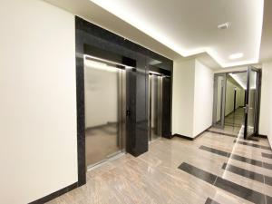 un pasillo con puertas de cristal en un edificio en Apartamenty Jurowiecka 17 - Centrum, en Białystok