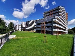 Un edificio de apartamentos con un parque infantil enfrente. en Apartamenty Jurowiecka 17 - Centrum, en Białystok