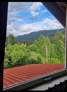 Vista generica sulle montagne o vista sulle montagne dall'interno della stanza in casa privata