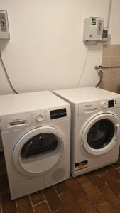 a washing machine and a dryer in a room at Apartment im Hotel Rottalblick in Oberham