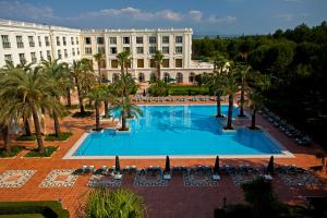 eine Aussicht auf den Pool vor einem Gebäude in der Unterkunft IC Hotels Airport in Antalya