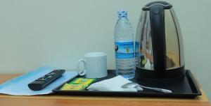 Kemudahan buat kopi dan teh di Mowicribs Hotel and Spa