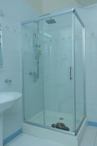 Bilik mandi di Mowicribs Hotel and Spa