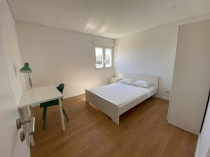 Billede fra billedgalleriet på Carcavelos Beach Shared Serviced Apartment 12 i Oeiras