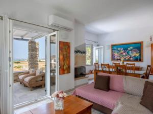 een woonkamer met een bank en een tafel bij Angel Serenity Villa in Kampos Paros