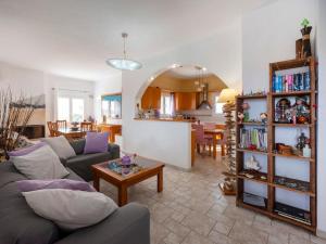 een woonkamer met een bank en een tafel bij Angel Serenity Villa in Kampos Paros