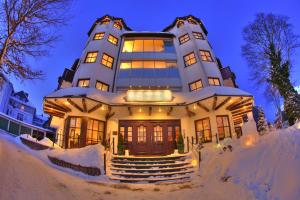 een gebouw bedekt met sneeuw 's nachts bij Boutiquehotel Liebesglück - adults only in Winterberg