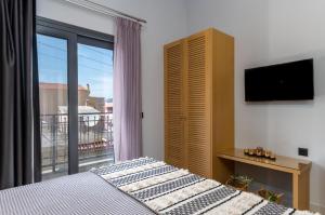 Televízia a/alebo spoločenská miestnosť v ubytovaní De Bosset Suites Kefalonia