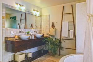 Ванная комната в Mezzanine Tulum, a Small Luxury Hotel