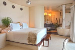 Кровать или кровати в номере Mezzanine Tulum, a Small Luxury Hotel